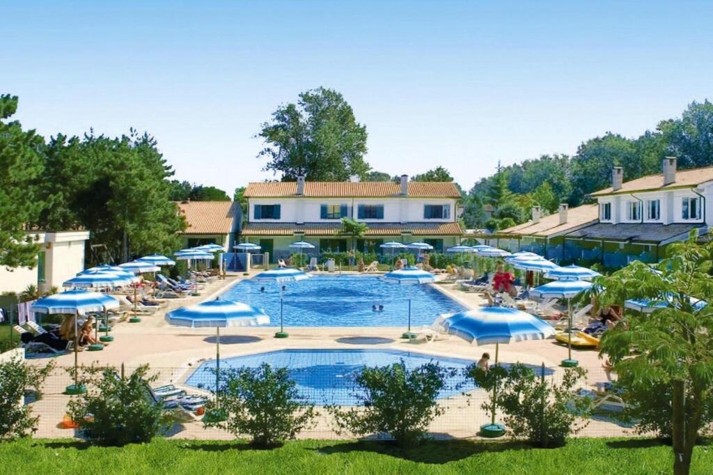 Terraced House In The Ca' Del Pino Holiday Complex With Communal Pool In Бибионе Экстерьер фото