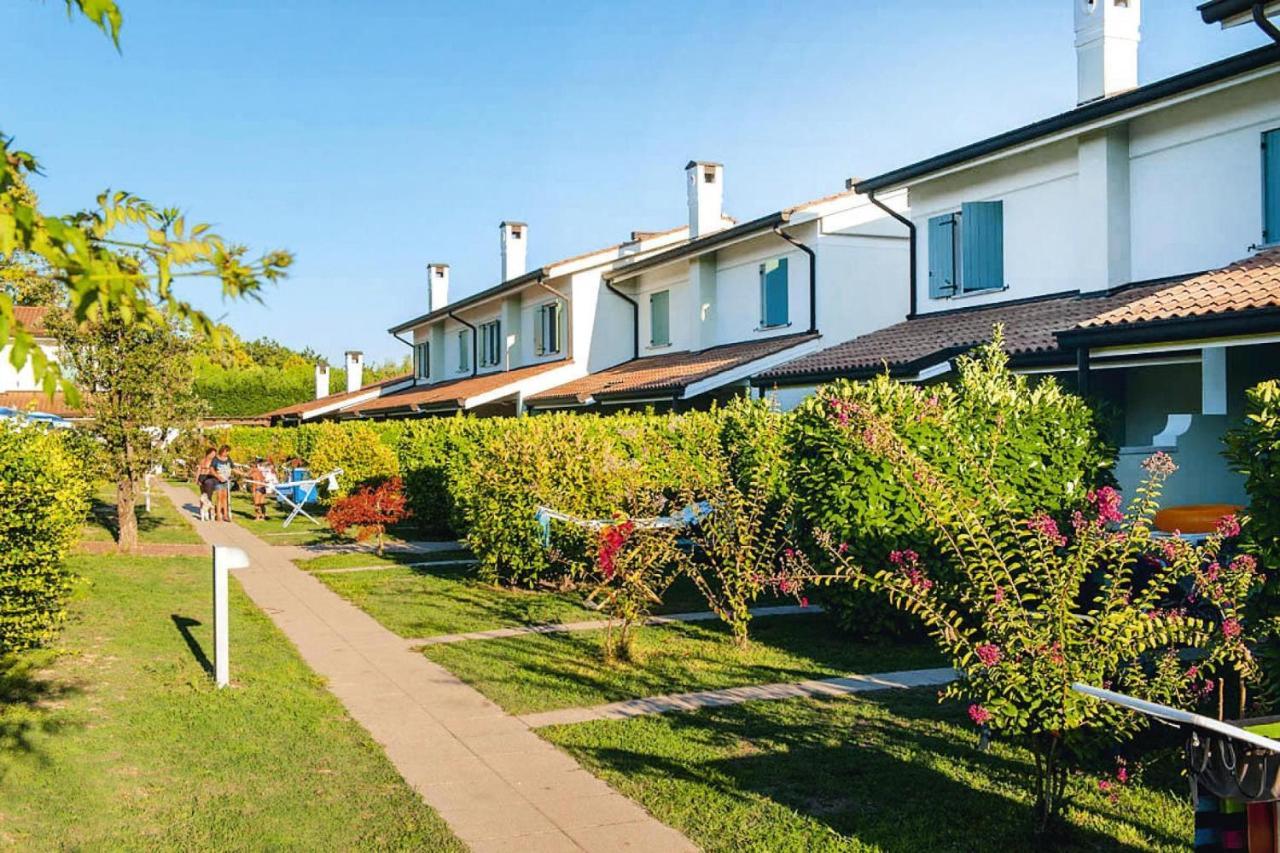 Terraced House In The Ca' Del Pino Holiday Complex With Communal Pool In Бибионе Экстерьер фото