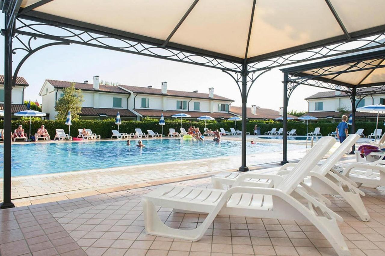 Terraced House In The Ca' Del Pino Holiday Complex With Communal Pool In Бибионе Экстерьер фото
