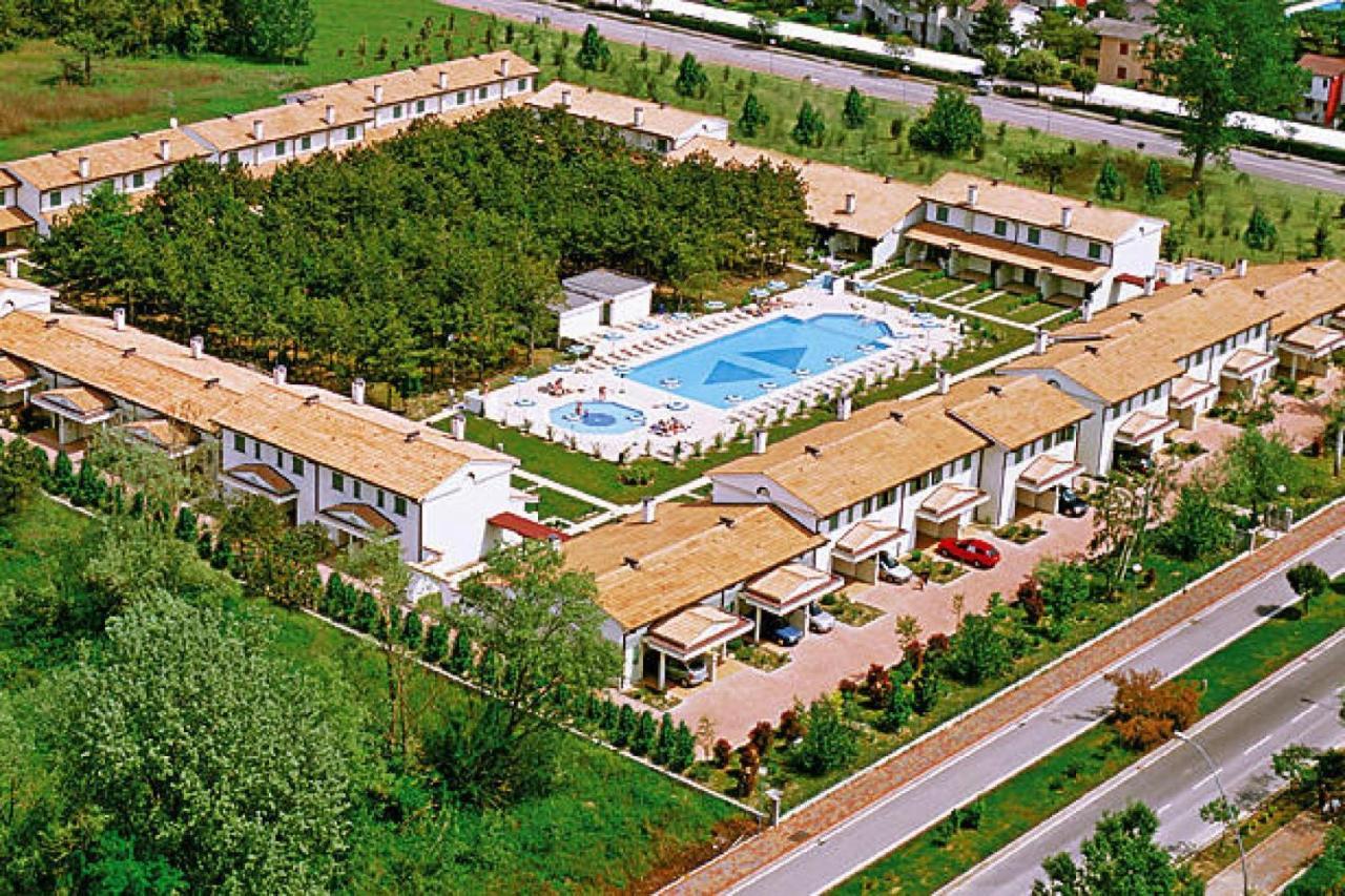 Terraced House In The Ca' Del Pino Holiday Complex With Communal Pool In Бибионе Экстерьер фото