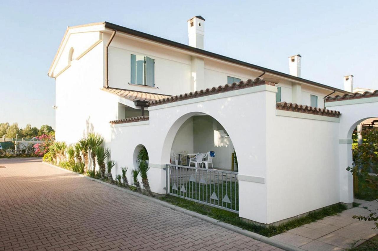 Terraced House In The Ca' Del Pino Holiday Complex With Communal Pool In Бибионе Экстерьер фото