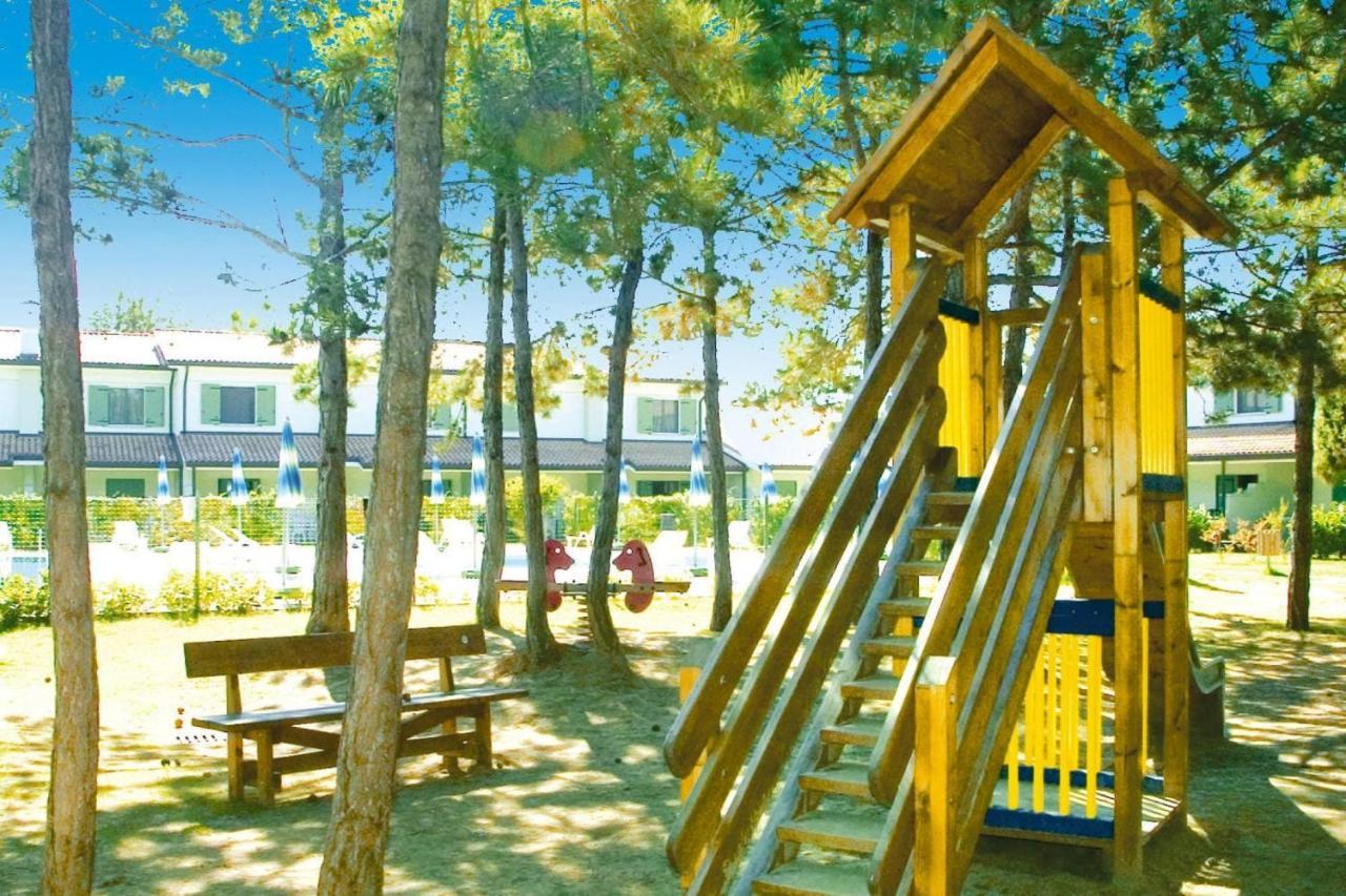 Terraced House In The Ca' Del Pino Holiday Complex With Communal Pool In Бибионе Экстерьер фото