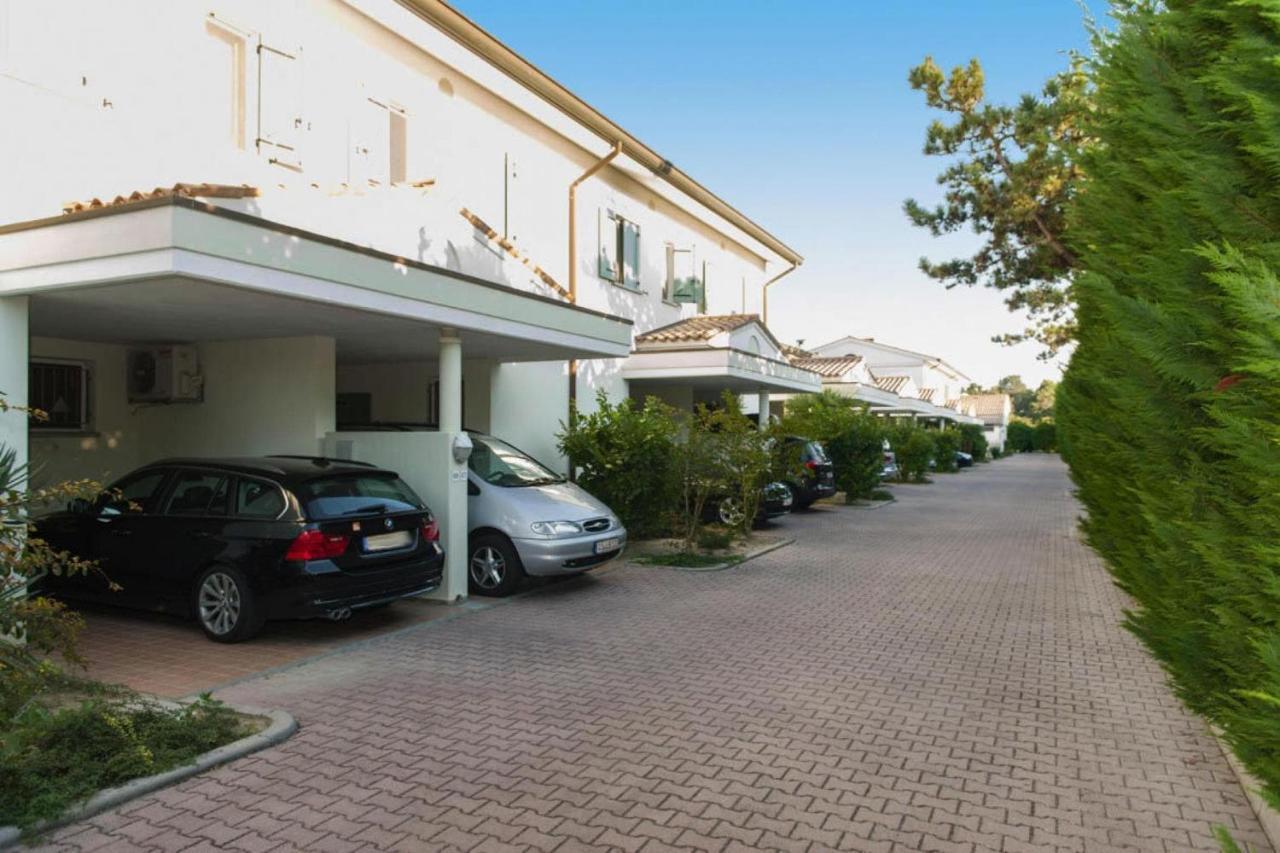 Terraced House In The Ca' Del Pino Holiday Complex With Communal Pool In Бибионе Экстерьер фото